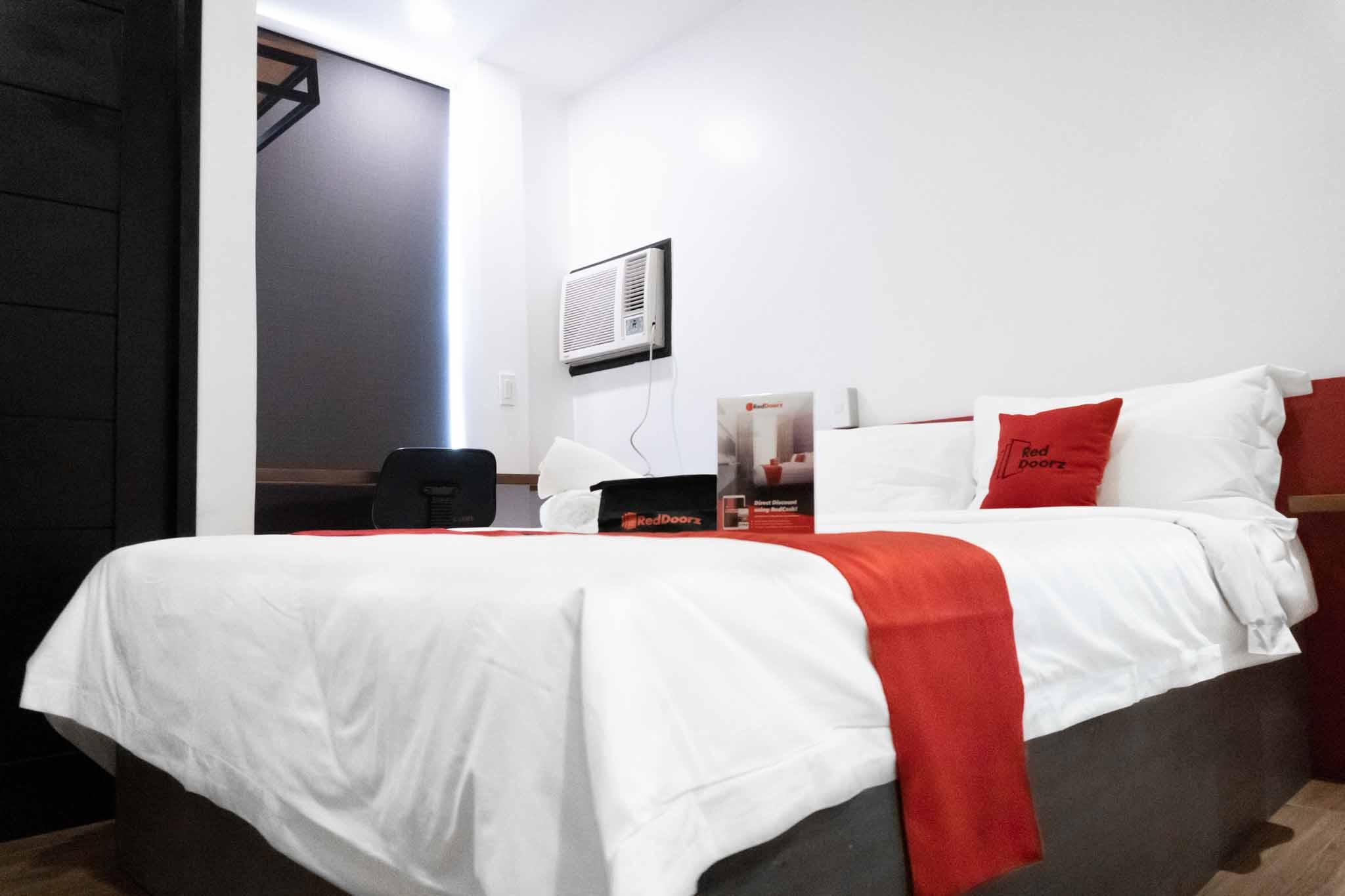 Reddoorz Plus At Mm Hotel Las Pinas Former Reddoorz Plus Near Bamboo Organ Экстерьер фото