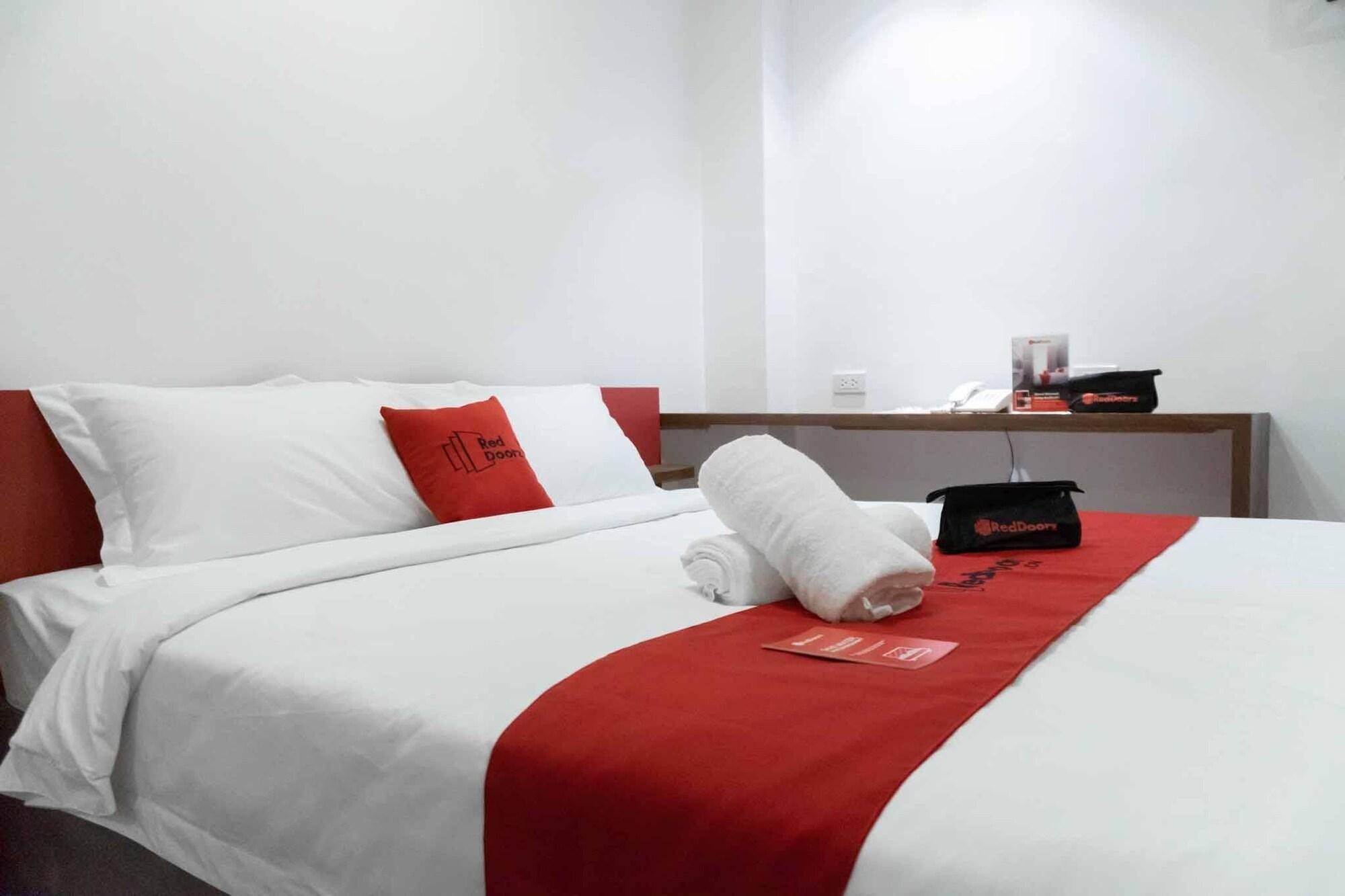 Reddoorz Plus At Mm Hotel Las Pinas Former Reddoorz Plus Near Bamboo Organ Экстерьер фото