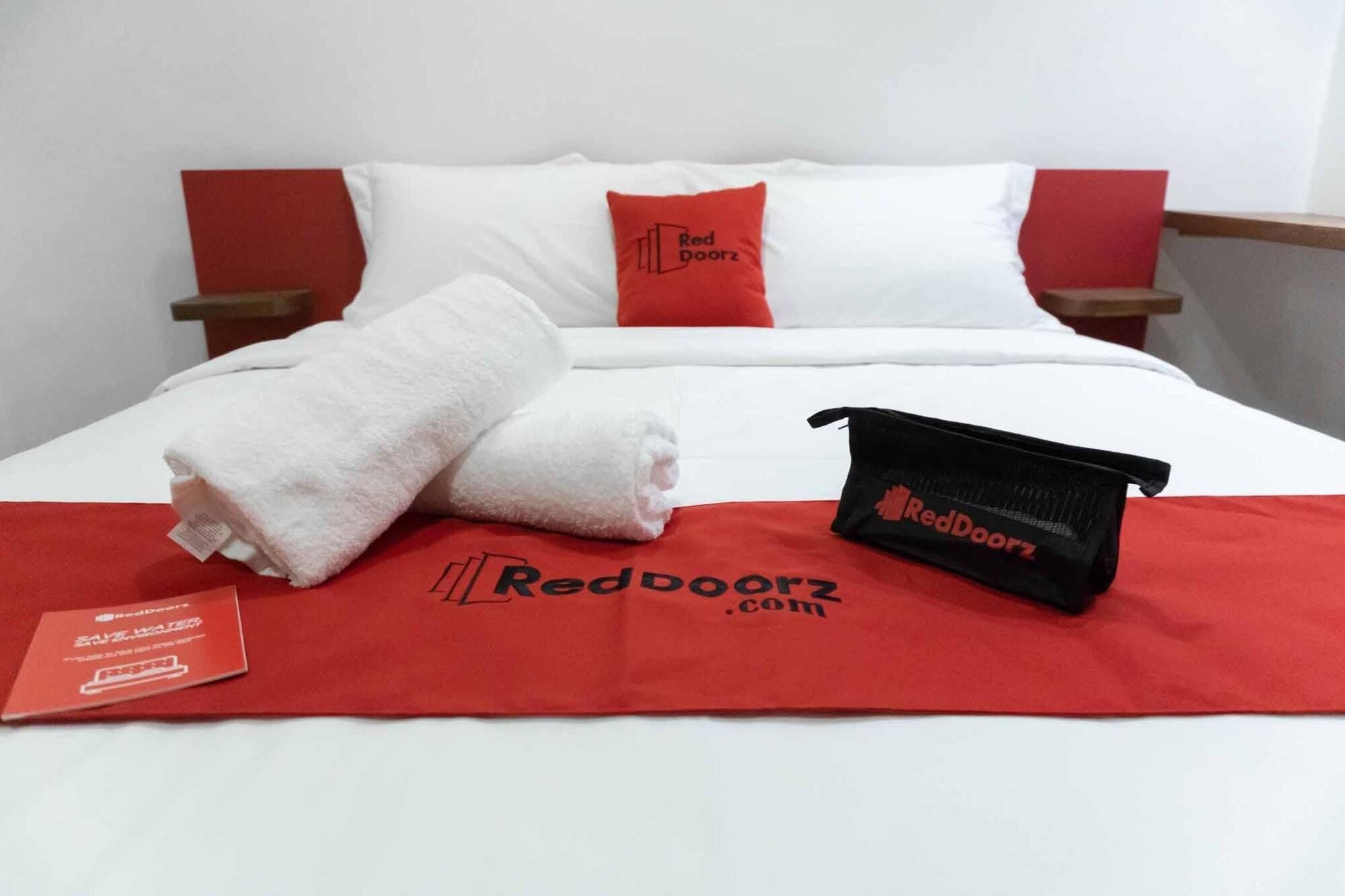 Reddoorz Plus At Mm Hotel Las Pinas Former Reddoorz Plus Near Bamboo Organ Экстерьер фото