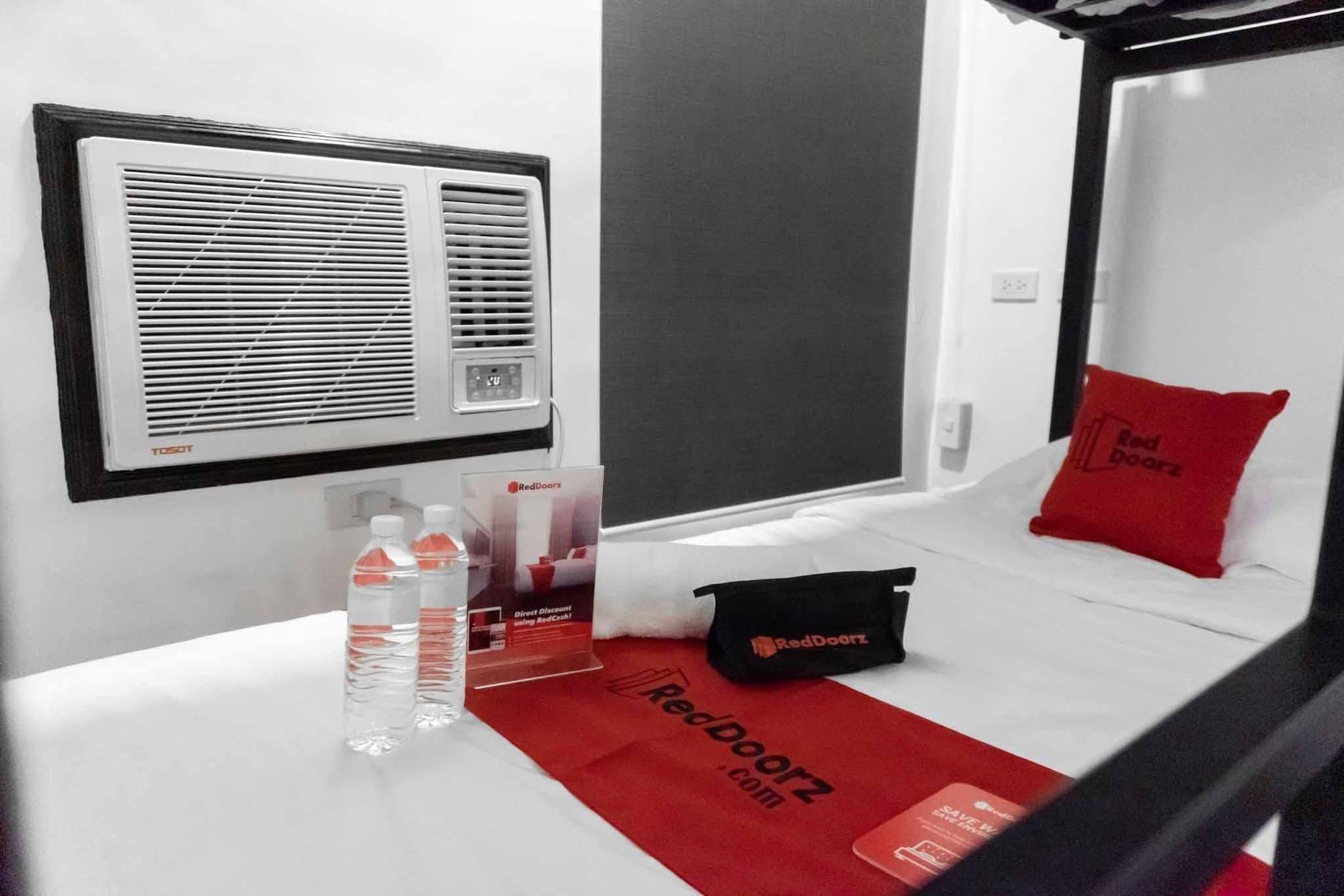 Reddoorz Plus At Mm Hotel Las Pinas Former Reddoorz Plus Near Bamboo Organ Экстерьер фото