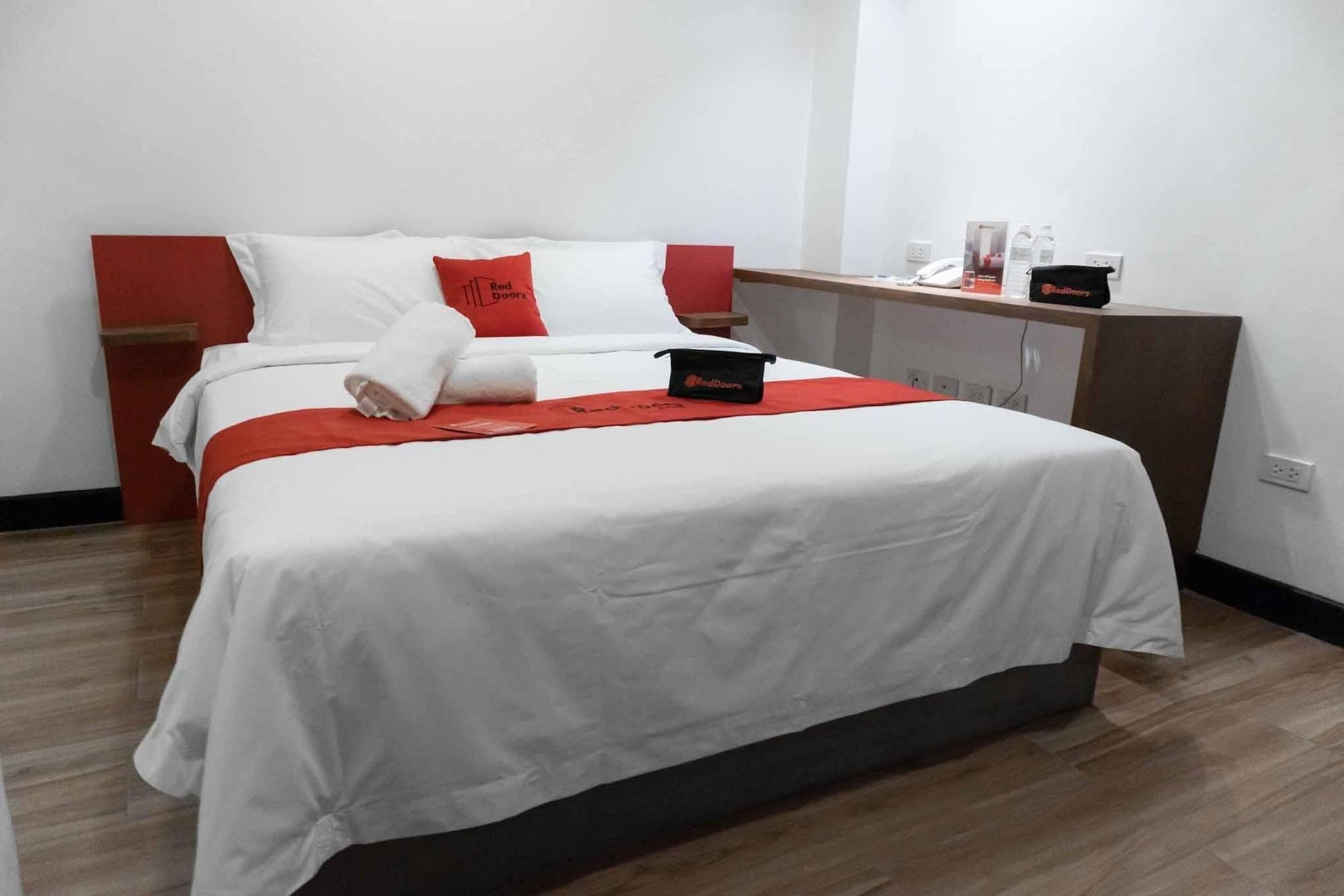 Reddoorz Plus At Mm Hotel Las Pinas Former Reddoorz Plus Near Bamboo Organ Экстерьер фото