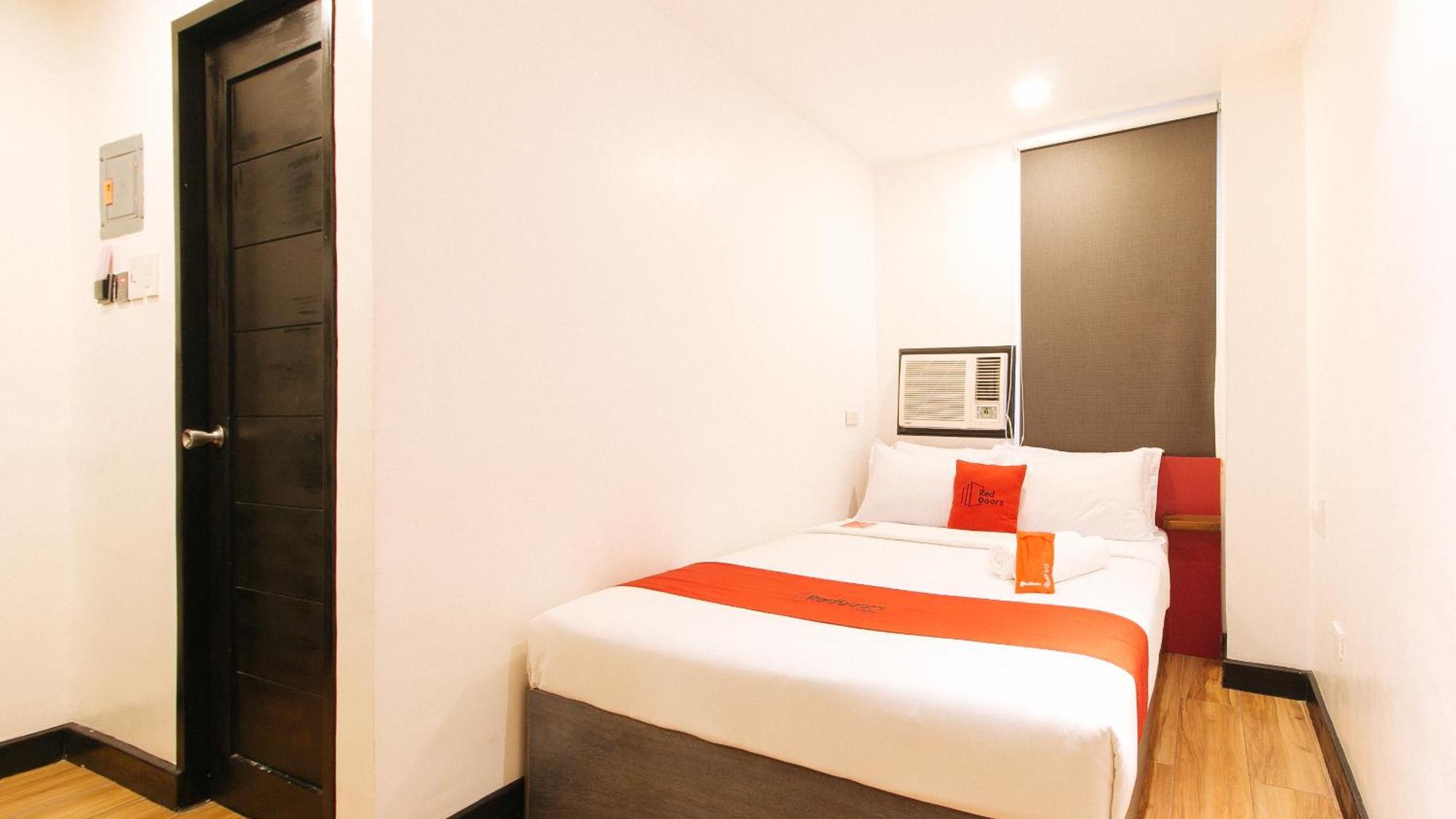 Reddoorz Plus At Mm Hotel Las Pinas Former Reddoorz Plus Near Bamboo Organ Экстерьер фото