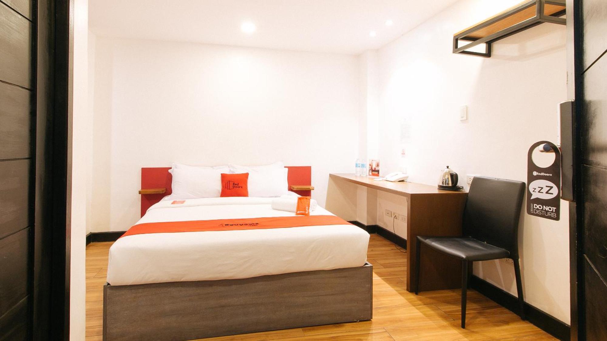 Reddoorz Plus At Mm Hotel Las Pinas Former Reddoorz Plus Near Bamboo Organ Экстерьер фото