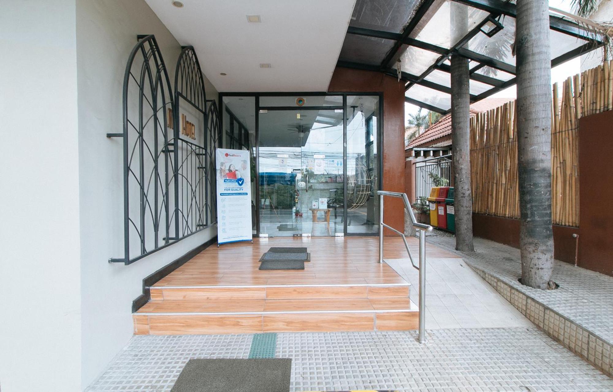 Reddoorz Plus At Mm Hotel Las Pinas Former Reddoorz Plus Near Bamboo Organ Экстерьер фото